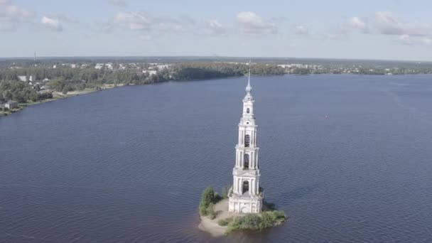 Kalyazin, Rússia. Torre de sino Kalyazin. Torre de sino da Catedral de São Nicolau (conhecida como torre sineira inundada). 4K — Vídeo de Stock