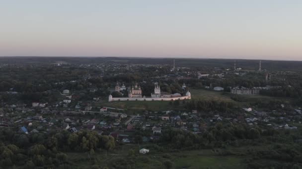 페레스라 술 잘 레스 키, 러시아. Dormition Goritsky Monastery 는 전 정교회 수도원이다. 지는 해의 빛 속에서. 4K — 비디오