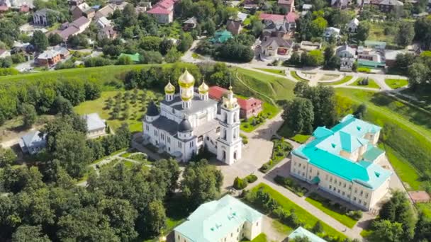 Dmitrov, Rusya. Dmitrov Kremlin 'de bulunan Kutsal Bakire Meryem' in Varsayımı Katedrali. 16. yüzyılın başlarında yapılmış bir mimari anıt. 4K — Stok video