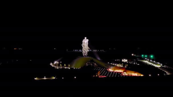 Rzhev, Rússia. O Memorial de Rzhev ao Soldado soviético dedica-se à memória de soldados soviéticos que morreram em batalhas perto de Rzhev em 1942-1943. Boa noite. 4K — Vídeo de Stock