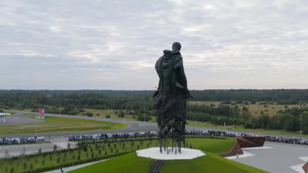Rzhev, Rússia. O Memorial de Rzhev ao Soldado soviético dedica-se à memória de soldados soviéticos que morreram em batalhas perto de Rzhev em 1942-1943. 4K — Vídeo de Stock