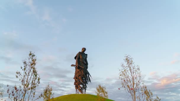 Rzhev, Rússia. Memorial de Rzhev ao soldado soviético. A transição do pôr do sol para a noite. A iluminação do monumento liga-se. 4K — Vídeo de Stock