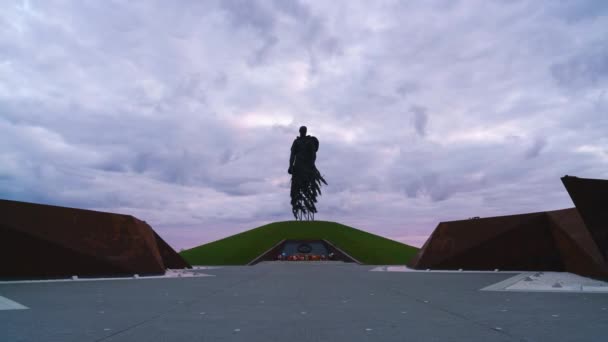 Rzhev, Rosja. Pomnik rządowy radziecki żołnierz. Piękne chmury o świcie i wschodzie słońca. 4K — Wideo stockowe