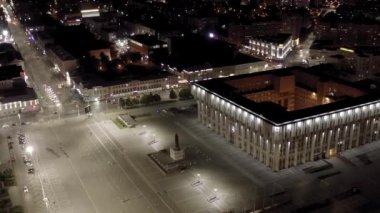 Tula, Rusya. Geceleri şehrin havadan görünüşü. Bölgesel Duma ve Lenin Meydanı. 4K