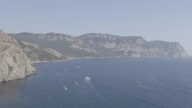 Sivastopol, Kırım. Balaklava Körfezi girişinde tekneler var. Rocky Sahili. 4K