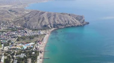 Sudak, Kırım. Sudak seti. Plajlı Karadeniz kıyısı. 4K