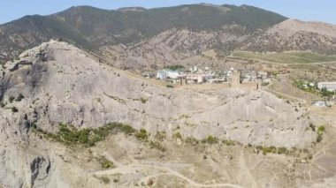 Sudak, Kırım. Sudak 'taki Ceneviz kalesi. 30 hektarın üzerinde bir alana sahip ortaçağ kalesi. Karadeniz kıyısında. 4K
