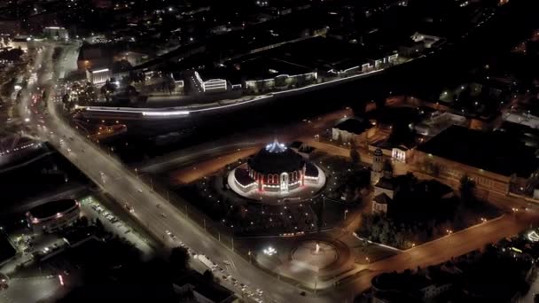 Tula, Ryssland. Flygfoto över staden på natten. Tula statliga vapenmuseum. 4K — Stockvideo