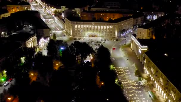 Voronezh, Rusia. Plaza Lenin. El edificio administrativo del gobierno de la región de Voronezh. Plaza Koltsovsky. Vista nocturna de la ciudad. 4K — Vídeo de stock