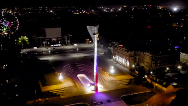 Rostov-on-Don, Rússia. Estela aos Libertadores de Rostov. Praça do teatro. Vista noturna. 4K — Vídeo de Stock