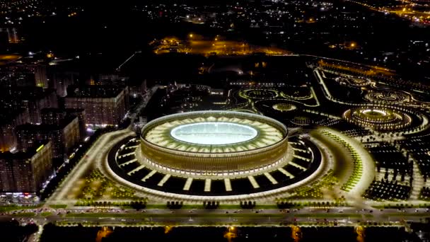 Krasnodar, Russland. Krasnodar - Fußballstadion des gleichnamigen Klubs in der Stadt Krasnodar. Öffentlicher Park Krasnodar (Galitsky Park). Nachts. 4K — Stockvideo