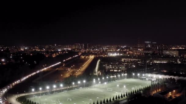 Krasnodar, Rusia. Parque público - Krasnodar. Campo de fútbol. Vista nocturna. 4K — Vídeos de Stock