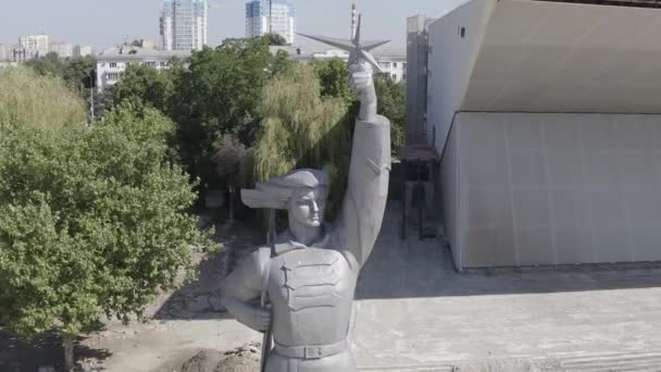 Krasnodar, Rusko, Aurora. Památníkem je socha dívčího vojáka Rudé armády v kabátě s opaskem a puškou přes ramena. 4K — Stock video