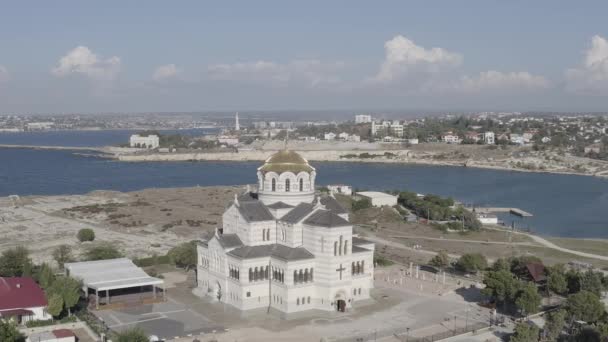 Szevasztopol, Krím. Vlagyimirszkij Katedrális Chersonesosban. Chersonesus Tauric - az ókori görögök alapították a Heracles-félszigeten a krími tengerparton. 4K — Stock videók