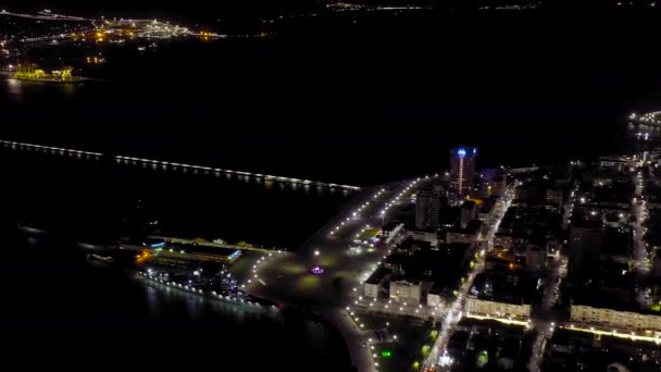 Novorossijsk, Ryssland. Novorossijsk hamn på natten. Nattstadsljus. Tsemesskaja Bay i Svarta havet. 4K — Stockvideo