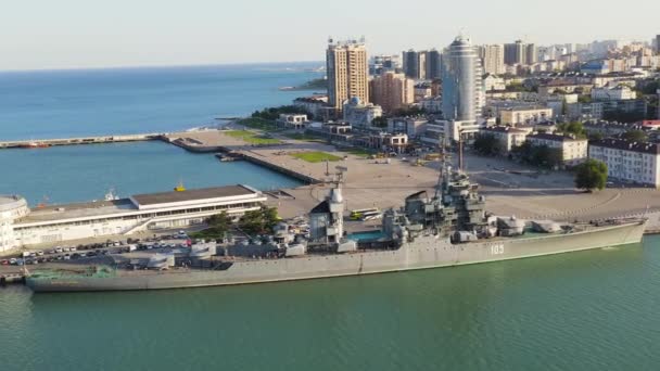 Novorossiysk, Rusia. Crucero Mikhail Kutuzov. Museo Naval Central lleva el nombre del emperador Pedro Magno. 4K — Vídeo de stock