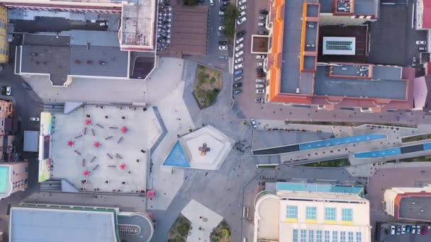 러시아 의 Stavropol. 도시 십자가의 수호자 천사. Alexandrovskaya 광장. 일몰 시간. 4K — 비디오