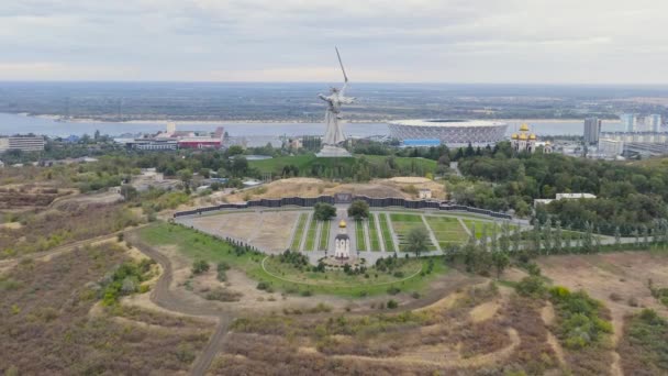 Volgograd, Rusko. Večerní pohled na sochu Volání vlasti! na Mamaeva Kurgana ve Volgogradu. Zataženo. 4K — Stock video