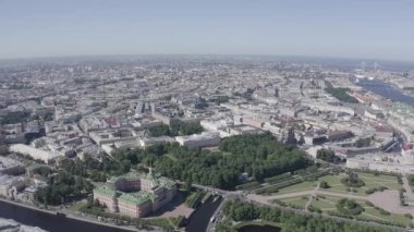 St. Petersburg şehir merkezinin panoramik hava manzarası açık güneşli bir havada, Rusya. 4K