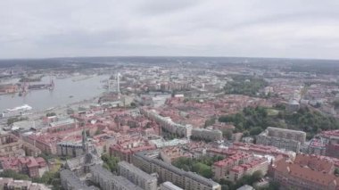 Göteborg, İsveç. Şehrin panoraması ve Goeta Elv nehri. Şehrin tarihsel merkezi. Hava bulutlu. 4K