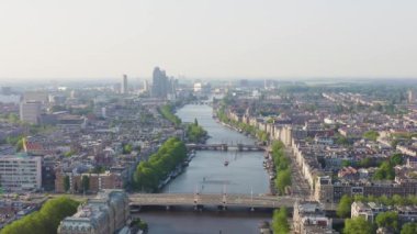 Dolly zoom. Amsterdam, Hollanda. Şehrin çatılarında uçuyor. Amstel Nehri