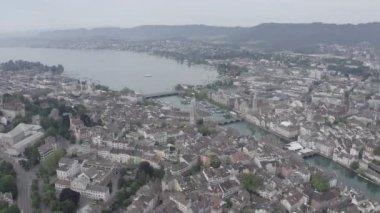 Zürih, İsviçre. Gökyüzünden şehrin panoraması. Zürih Gölü manzarası. Limmat Nehri Sona Eriş Alanı. 4K