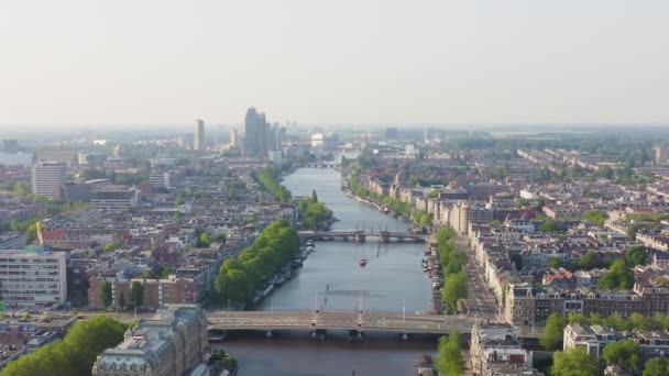 Dolly zoom. Amsterdam, Niederlande. Über die Dächer der Stadt fliegen. Amstel — Stockvideo