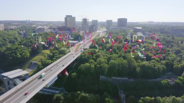 Luxemburg, Avenue John F. Kennedy, Eine Gegend mit modernen Wolkenkratzern. Pont rouge. 4K — Stockvideo