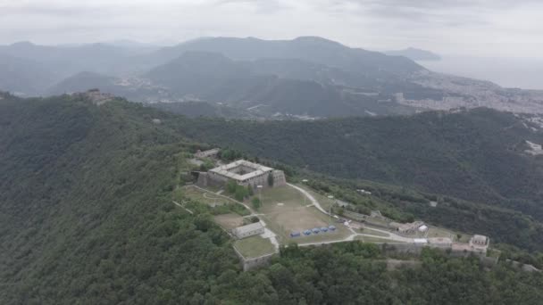 Génova, Itália. Forte Begato - Fortificado com baluartes angulares ao redor de um pátio central e apoiado por um amplo aterro. 4K — Vídeo de Stock