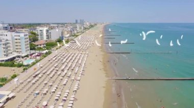 İtalya, Jesolo. Lido di Jesolo ya da Jesolo Lido, Venedik 'in Jesolo şehrinin plaj bölgesi. 4K
