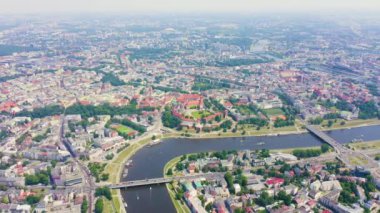 Krakow, Polonya. Wawel Kalesi. Vistula Nehri 'ndeki gemiler. Tarihi merkezin manzarası. 4K