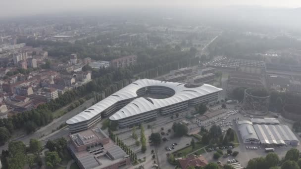 Turín, Italia - 12 de julio de 2019: Universidad de Turín - Campus Luigi Einaudi. Vuelo sobre la ciudad. Vista superior. 4K — Vídeos de Stock