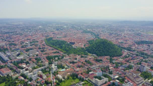 Graz, Österrike. Den historiska stadskärnan flygfoto. Schlossberg (Slottskullen). 4K — Stockvideo