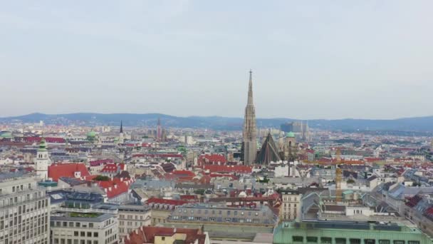 Dolly zoom. Viena, Austria. Catedral de San Esteban (Alemania: Stephansdom). Catedral Católica - el símbolo nacional de Austria — Vídeos de Stock