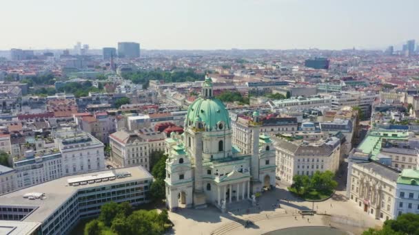 Dolly zoom. Vídeň, Rakousko. Karlskirche je katolický kostel v jižní části Karlsplatz ve Vídni — Stock video