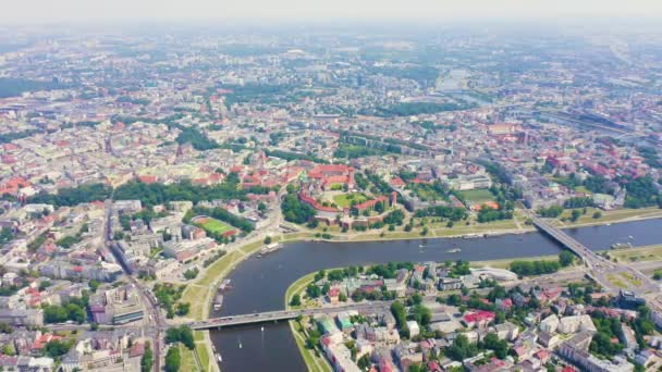 Krakau, Polen. Wawel Castle. Schepen op de Vistula Rivier. Uitzicht op het historische centrum. 4K — Stockvideo