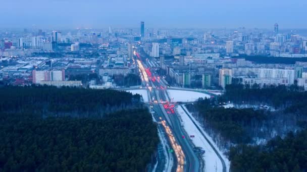 Ekaterinburg, Rusya. Havadan gelen hipervane. Şehir merkezine doğru bak. Gece yaklaşıyor. Aydınlatılmış bir yolda arabalarla uçmak — Stok video