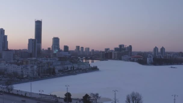 Ekaterinburg, Rusia. Pusat kota, rumah bersiluet. Kota kolam setelah matahari terbenam. Awal musim semi. Waktu matahari terbenam. 4K — Stok Video