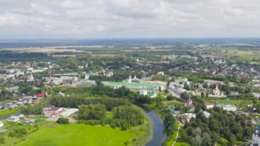 Suzdal, Rusya. Uçuş. Suzdal Şehir Merkezi, Ticaret Meydanı. 4K