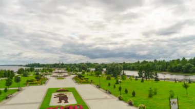 Yaroslavl, Rusya. Strelka Parkı ve Volga Nehri. Hava bulutlu. Çeviriyorum. 4K