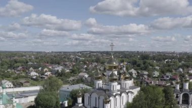 Pereslavl-Zalessky, Rusya. Aziz Nicholas Pereslavsky Manastırı. Bulutlu bir yaz. 4K