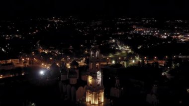 Sergiev Posad, Rusya. Trinity-Sergius Lavra, Rus Ortodoks Kilisesi 'nin en büyük erkek manastırıdır. Sergiev Posad şehrinin merkezinde yer almaktadır. Geceleyin. 4K