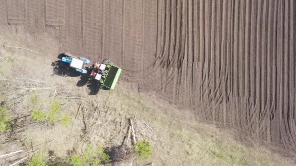 La Russie, l'Oural. Planter des pommes de terre sur le terrain avec une moissonneuse-batteuse. Le printemps. 4K