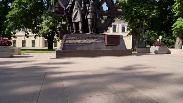 Nijni Novgorod, Rusia. Monumentul locuitorilor Gorky din Valiant Home Front Workers. 4K — Videoclip de stoc