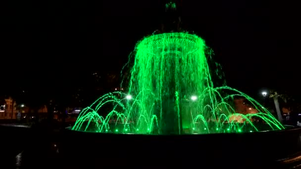 Niżny Nowogród, Rosja. Pierwsza miejska fontanna. Minin i Pozharsky Square. - Dobranoc. 4K — Wideo stockowe
