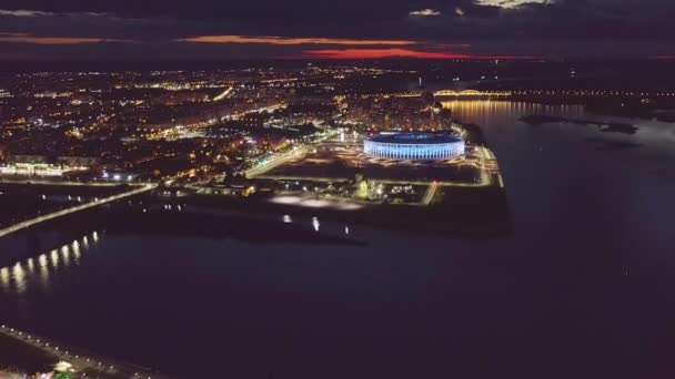 Niżny Nowogród, Rosja. Widok z lotu ptaka na zbieg rzek. Stadion. W nocy. 4K — Wideo stockowe