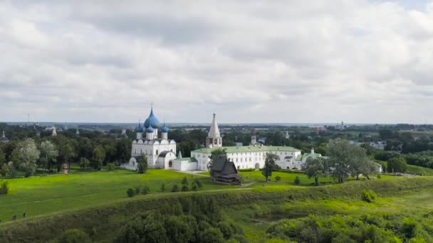 Suzdal, Rusya. Uçuş. Suzdal-Ortodoks Kilisesi 'nin Suzdal Kremlin topraklarındaki İsa' nın Doğuşu Katedrali. 4K — Stok video