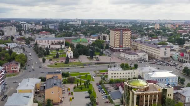 ロシアのイヴァノヴォ。市内中心部へのフライト。革命広場。4K — ストック動画