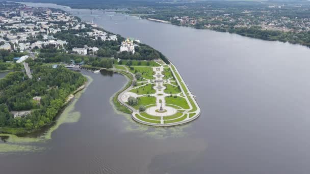Yaroslavl, Rusya. Strelka (Spit), Kotorosl Volga Nehri 'ne akar ve efsaneye göre Bilge Prens Yaroslav Yaroslavl şehrini kurar. 4K — Stok video