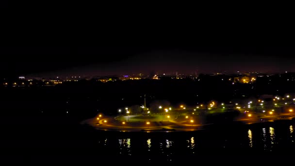 Yaroslavl, Ryssland. Strelka (Spit), Kotorosl rinner ut i Volga floden. Stadsljus på natten. 4K — Stockvideo